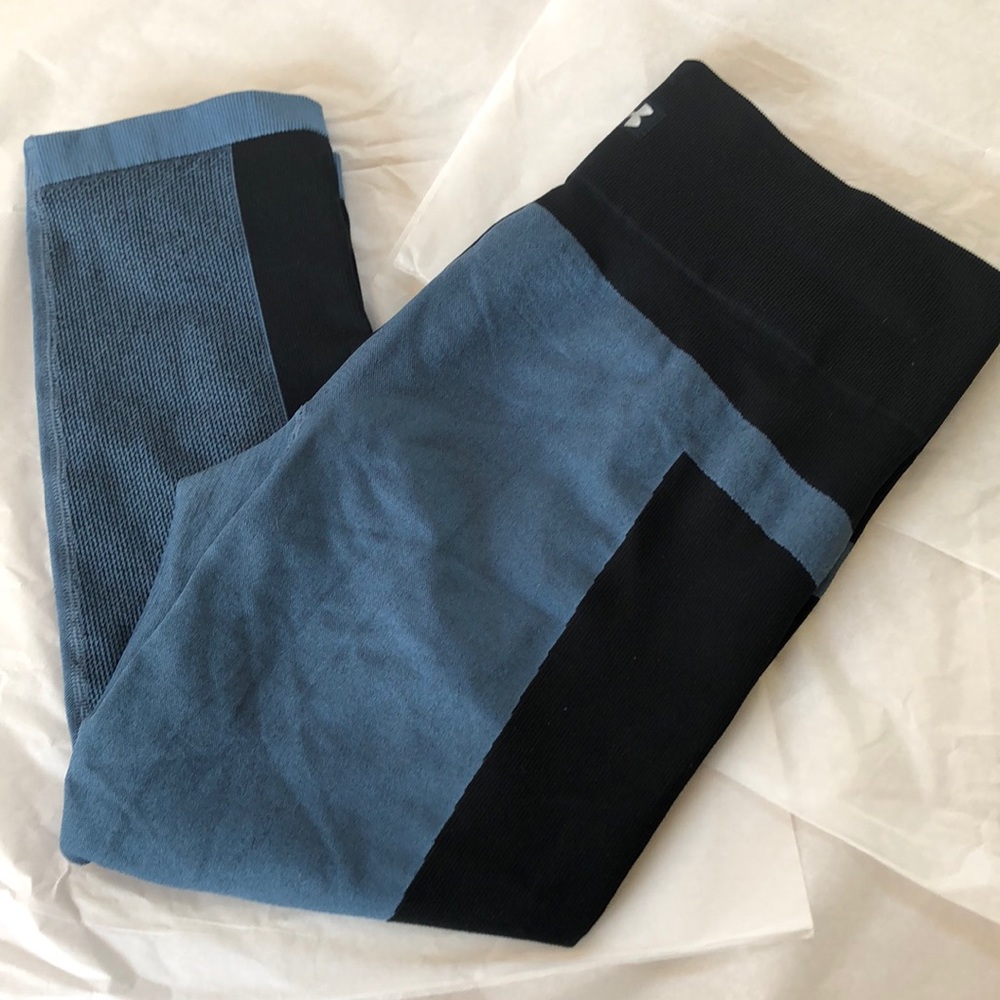 ✨Under armour compression capris✨